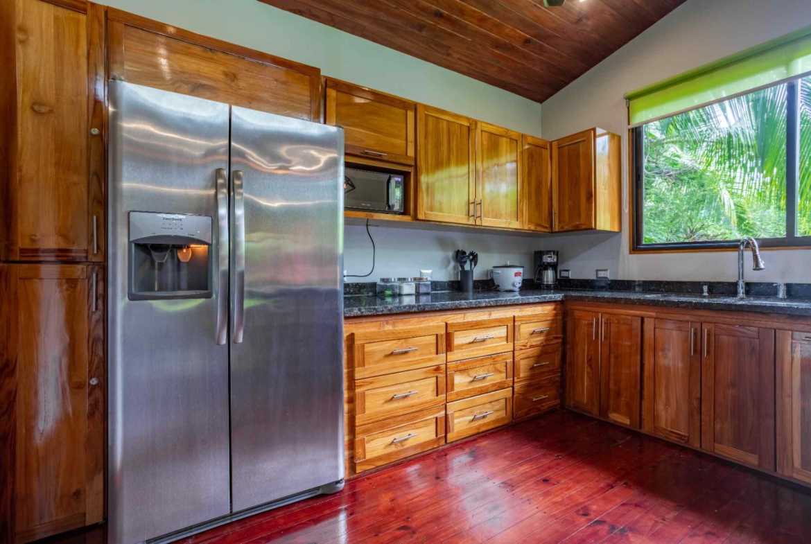 Walk-to-Beach 2-Bedroom Pinewood Home, photo 22 of 24